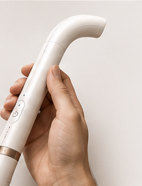 A hand holding the VELLA handle one-handed.